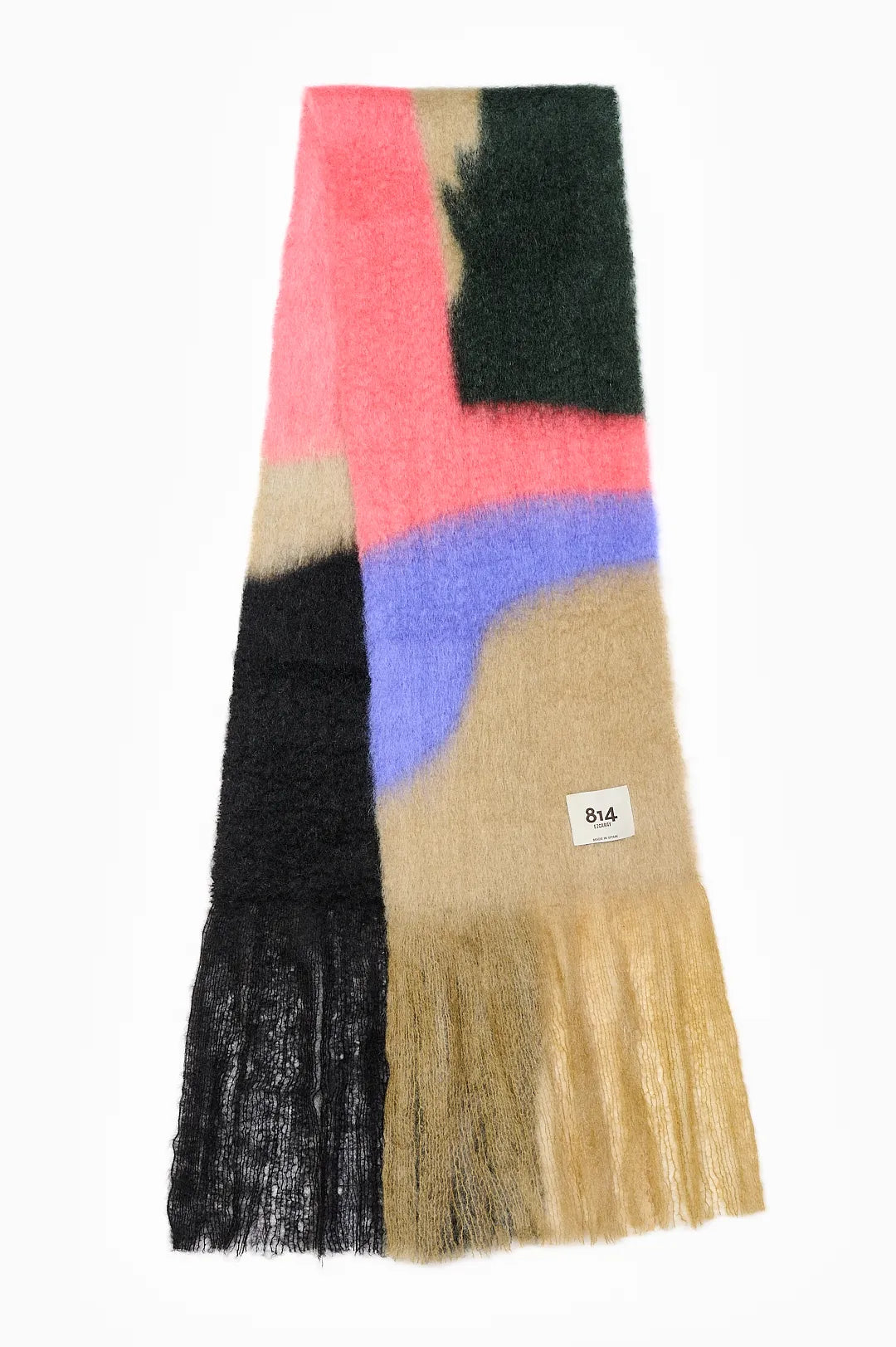 Bufanda de mohair voluminosa con diseño de la colección Views en tonos oscuros y nocturnos, con textura de pelo suave y flecos largos terminados a mano.