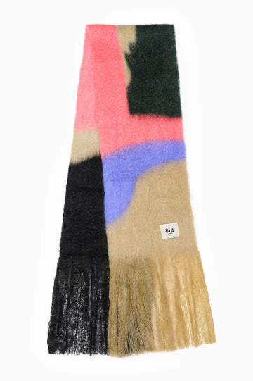 Bufanda de mohair voluminosa con diseño de la colección Views en tonos oscuros y nocturnos, con textura de pelo suave y flecos largos terminados a mano.