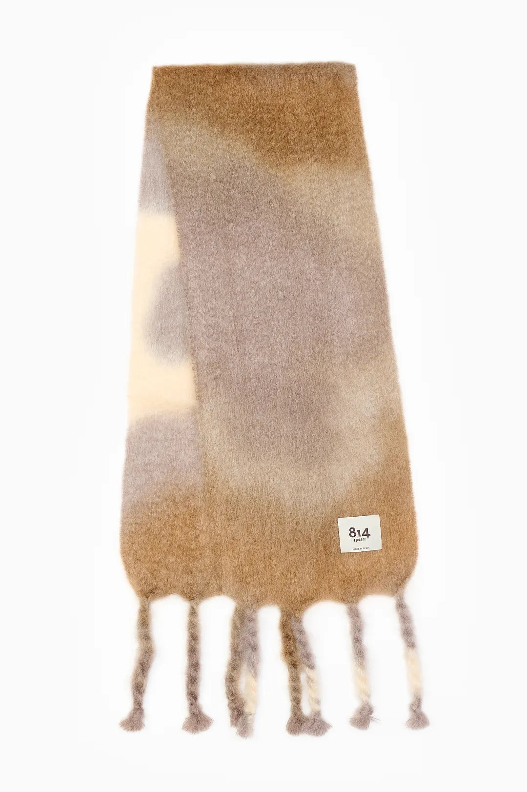 Bufanda de mohair y lana con estampado artesanal tie-dye en tonos degradados azules y naturales, con flecos largos hechos a mano en los extremos.