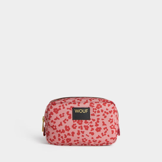 Neceser de maquillaje con estampado de tigres sobre fondo oscuro, cierre de cremallera superior, etiqueta frontal de cuero reciclado y acabado textil de Wouf.