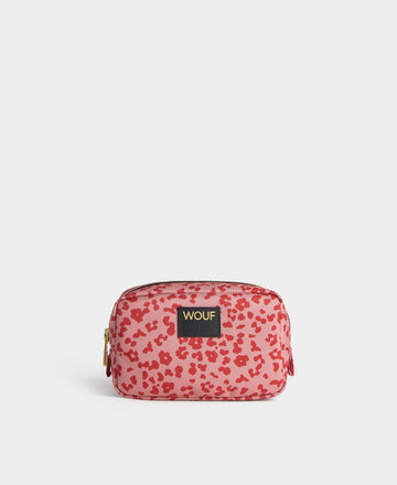 Neceser de maquillaje con estampado de tigres sobre fondo oscuro, cierre de cremallera superior, etiqueta frontal de cuero reciclado y acabado textil de Wouf.