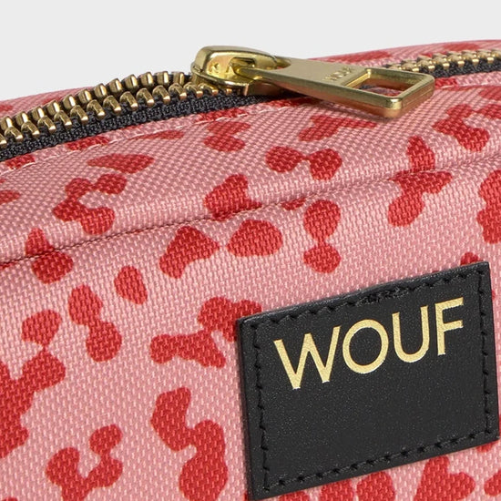 Neceser de maquillaje con estampado de tigres sobre fondo oscuro, cierre de cremallera superior, etiqueta frontal de cuero reciclado y acabado textil de Wouf.