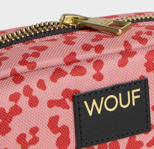 Neceser de maquillaje con estampado de tigres sobre fondo oscuro, cierre de cremallera superior, etiqueta frontal de cuero reciclado y acabado textil de Wouf.