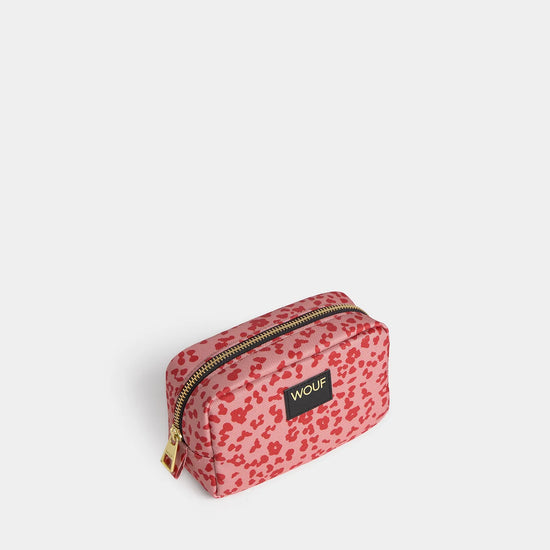 Neceser de maquillaje con estampado de tigres sobre fondo oscuro, cierre de cremallera superior, etiqueta frontal de cuero reciclado y acabado textil de Wouf.