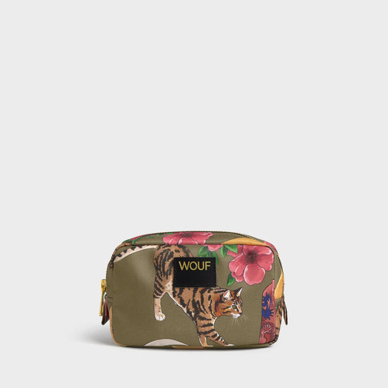 Neceser de maquillaje pequeño con estampado de botas cowboy y sombreros sobre fondo oscuro, cierre de cremallera superior y etiqueta de cuero reciclado de Wouf.