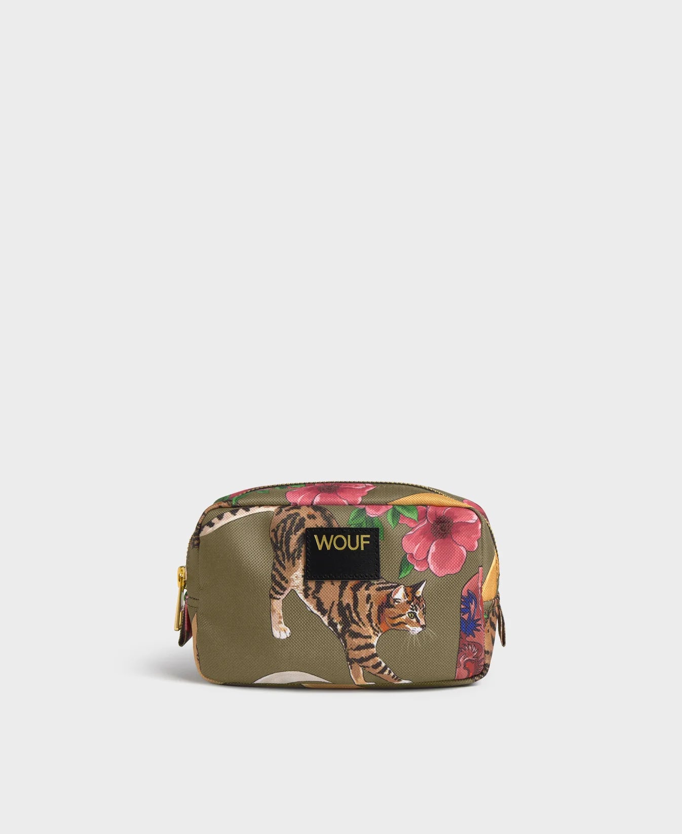 Neceser de maquillaje pequeño con estampado de botas cowboy y sombreros sobre fondo oscuro, cierre de cremallera superior y etiqueta de cuero reciclado de Wouf.