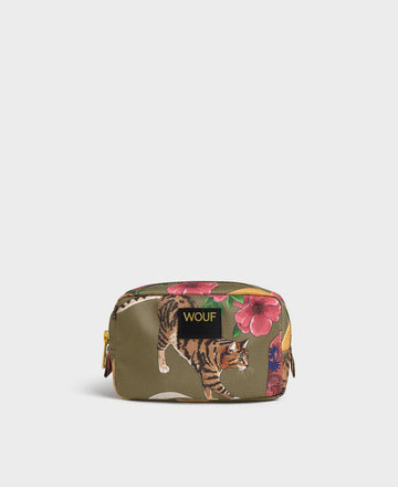 Neceser de maquillaje pequeño con estampado de botas cowboy y sombreros sobre fondo oscuro, cierre de cremallera superior y etiqueta de cuero reciclado de Wouf.