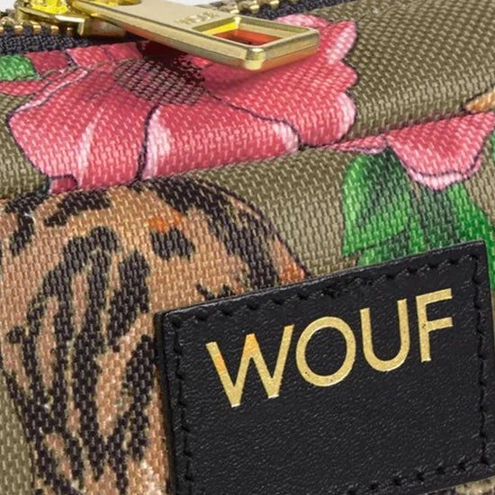 Neceser de maquillaje pequeño con estampado de botas cowboy y sombreros sobre fondo oscuro, cierre de cremallera superior y etiqueta de cuero reciclado de Wouf.