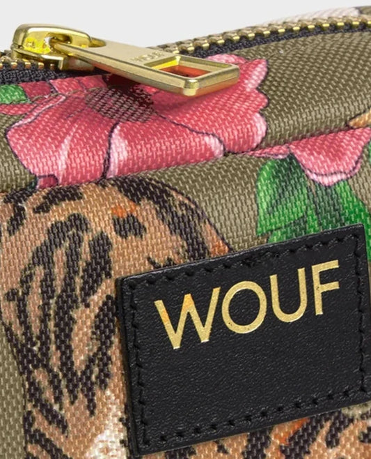 Neceser de maquillaje pequeño con estampado de botas cowboy y sombreros sobre fondo oscuro, cierre de cremallera superior y etiqueta de cuero reciclado de Wouf.