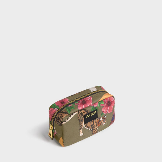Neceser de maquillaje pequeño con estampado de botas cowboy y sombreros sobre fondo oscuro, cierre de cremallera superior y etiqueta de cuero reciclado de Wouf.