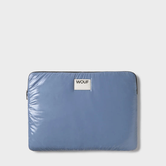 Funda protectora acolchada para portátil de 13 y 14 pulgadas con acabado brillante en color azul real, cierre de cremallera superior y etiqueta de cuero con el logo de Wouf.