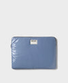 Funda protectora acolchada para portátil de 13 y 14 pulgadas con acabado brillante en color azul real, cierre de cremallera superior y etiqueta de cuero con el logo de Wouf.