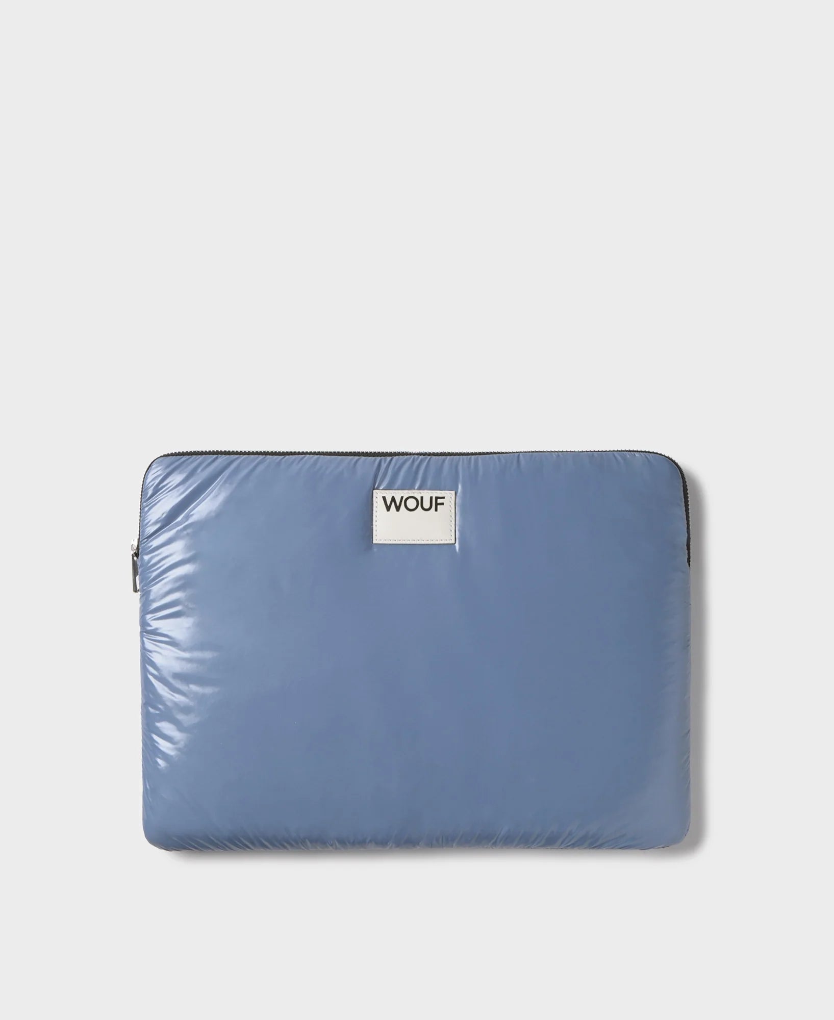 Funda protectora acolchada para portátil de 13 y 14 pulgadas con acabado brillante en color azul real, cierre de cremallera superior y etiqueta de cuero con el logo de Wouf.