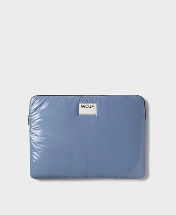 Funda protectora acolchada para portátil de 13 y 14 pulgadas con acabado brillante en color azul real, cierre de cremallera superior y etiqueta de cuero con el logo de Wouf.