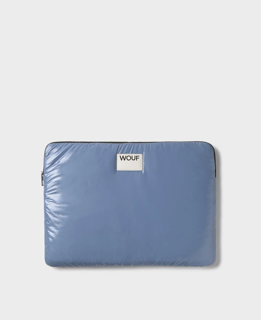 Funda protectora acolchada para portátil de 13 y 14 pulgadas con acabado brillante en color azul real, cierre de cremallera superior y etiqueta de cuero con el logo de Wouf.