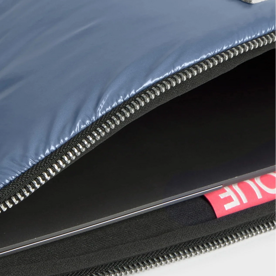 Funda protectora acolchada para portátil de 13 y 14 pulgadas con acabado brillante en color azul real, cierre de cremallera superior y etiqueta de cuero con el logo de Wouf.