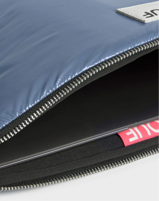 Funda protectora acolchada para portátil de 13 y 14 pulgadas con acabado brillante en color azul real, cierre de cremallera superior y etiqueta de cuero con el logo de Wouf.