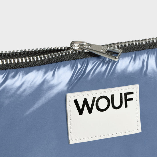 Funda protectora acolchada para portátil de 13 y 14 pulgadas con acabado brillante en color azul real, cierre de cremallera superior y etiqueta de cuero con el logo de Wouf.