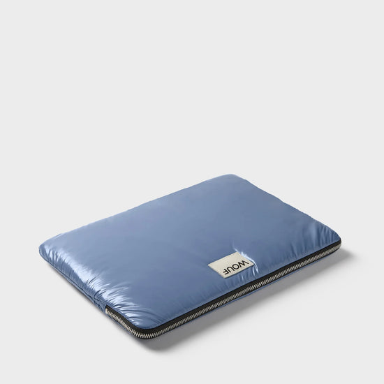 Funda protectora acolchada para portátil de 13 y 14 pulgadas con acabado brillante en color azul real, cierre de cremallera superior y etiqueta de cuero con el logo de Wouf.