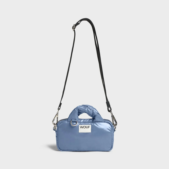 Mini bolso de acabado brillante con estampado Royal, dos asas cortas acolchadas, correa larga extraíble, cremallera superior y etiqueta de piel, marca Wouf.