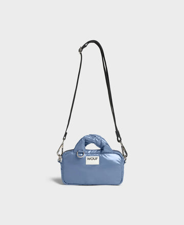 Mini bolso de acabado brillante con estampado Royal, dos asas cortas acolchadas, correa larga extraíble, cremallera superior y etiqueta de piel, marca Wouf.