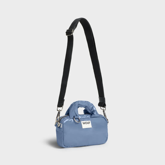 Mini bolso de acabado brillante con estampado Royal, dos asas cortas acolchadas, correa larga extraíble, cremallera superior y etiqueta de piel, marca Wouf.