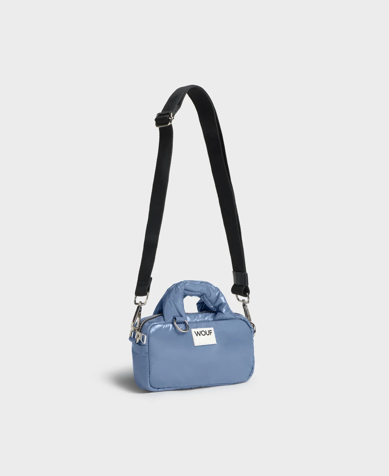 Mini bolso de acabado brillante con estampado Royal, dos asas cortas acolchadas, correa larga extraíble, cremallera superior y etiqueta de piel, marca Wouf.