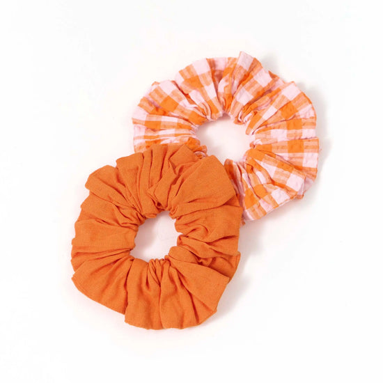 Pack dos scrunchies Batan naranja y cuadros de Suite13Lab, algodón orgánico certificado GOTS, fabricados con retales. 