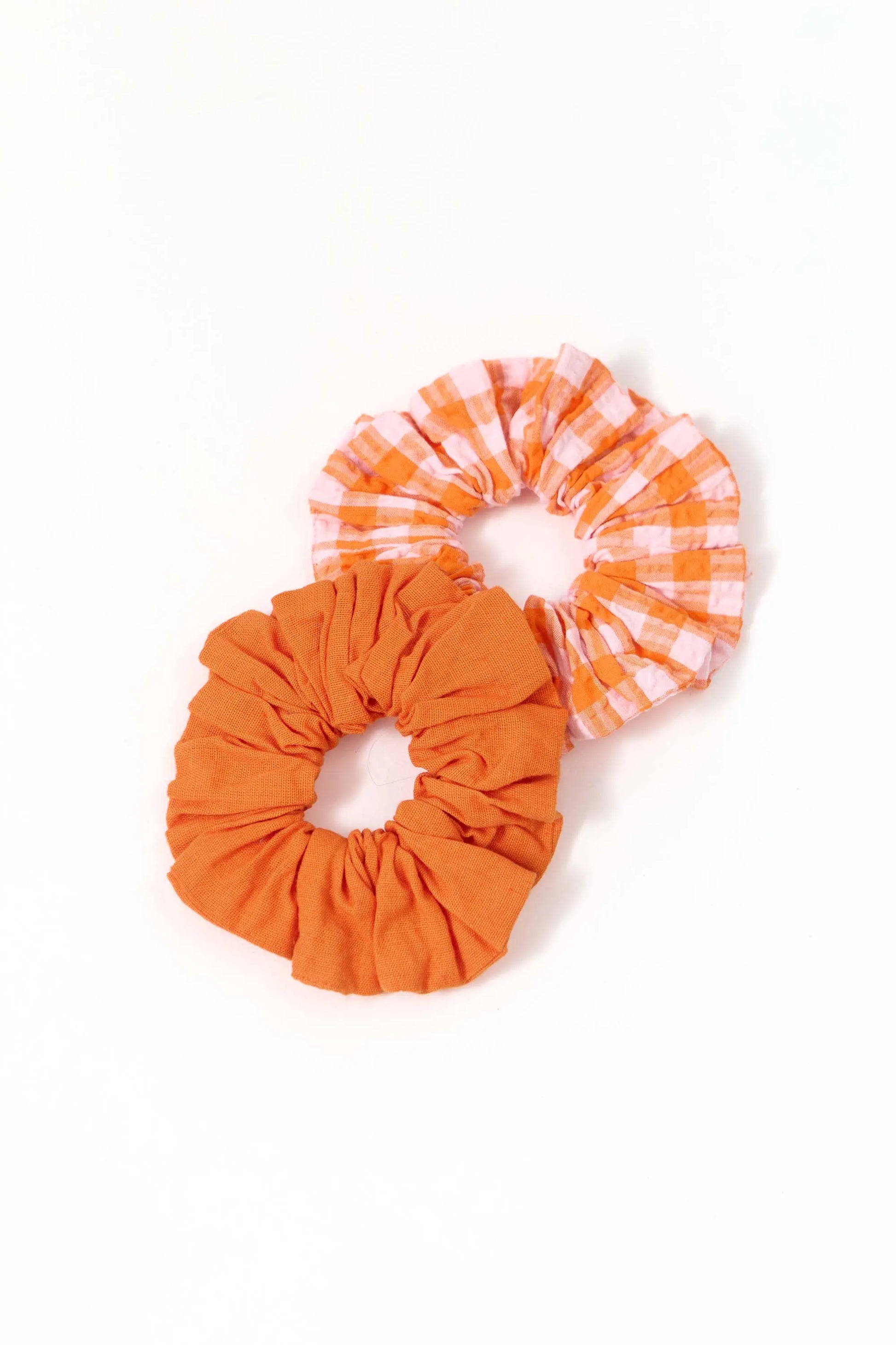 Pack dos scrunchies Batan naranja y cuadros de Suite13Lab, algodón orgánico certificado GOTS, fabricados con retales. 