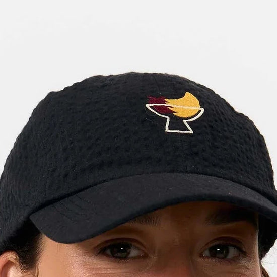 Gorra estructurada estilo béisbol en color beige bicolor con visera curvada y detalle bordado, fabricada en algodón orgánico certificado por Suite13 Lab.