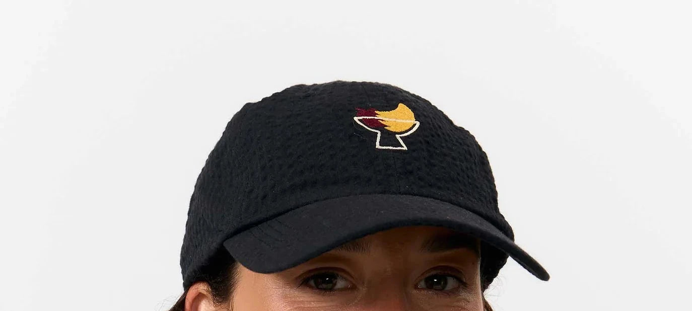 Gorra estructurada estilo béisbol en color beige bicolor con visera curvada y detalle bordado, fabricada en algodón orgánico certificado por Suite13 Lab.