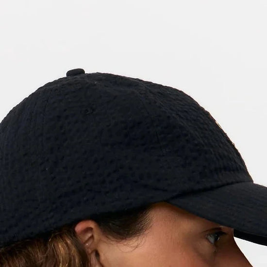 Gorra estructurada estilo béisbol en color beige bicolor con visera curvada y detalle bordado, fabricada en algodón orgánico certificado por Suite13 Lab.
