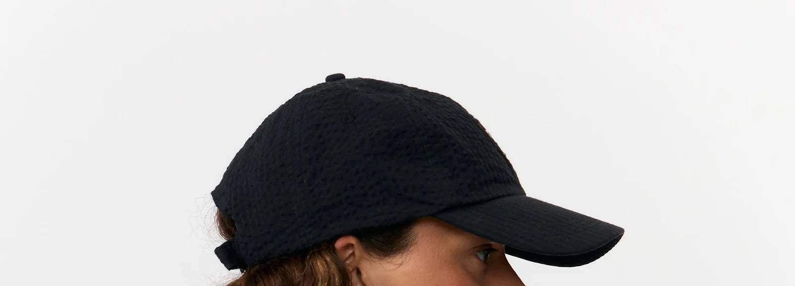 Gorra estructurada estilo béisbol en color beige bicolor con visera curvada y detalle bordado, fabricada en algodón orgánico certificado por Suite13 Lab.