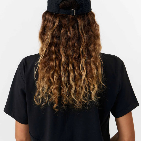 Gorra estructurada estilo béisbol en color beige bicolor con visera curvada y detalle bordado, fabricada en algodón orgánico certificado por Suite13 Lab.