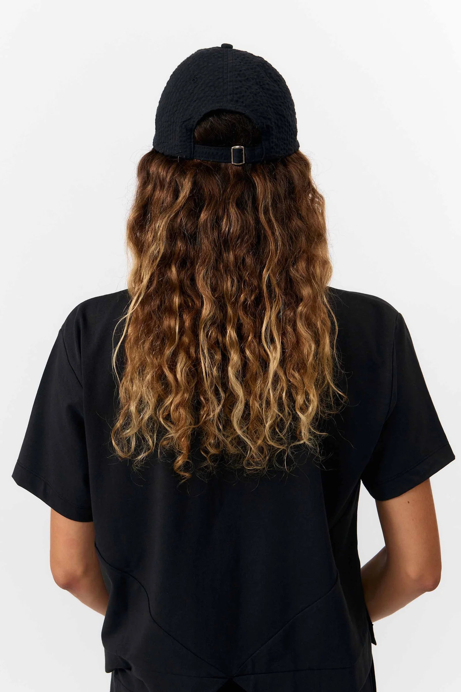Gorra estructurada estilo béisbol en color beige bicolor con visera curvada y detalle bordado, fabricada en algodón orgánico certificado por Suite13 Lab.