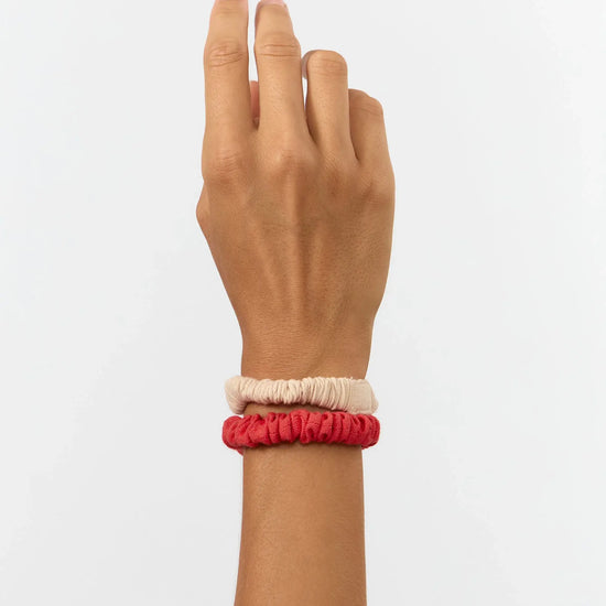 

Pack dos scrunchies Nore rojo y beige de Suite13Lab, lino y viscosa LIVAECO™, fabricados con retales sobrantes