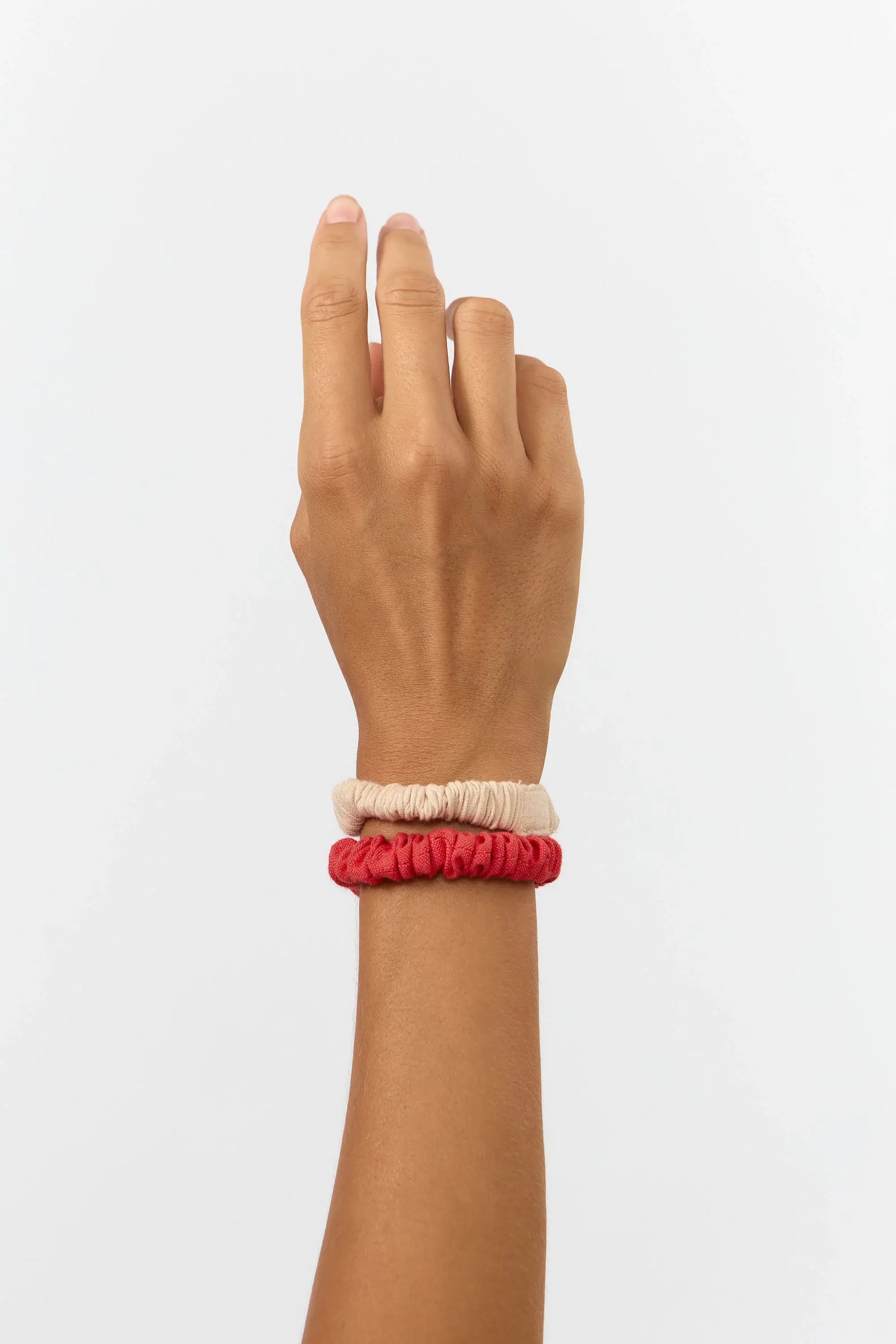 

Pack dos scrunchies Nore rojo y beige de Suite13Lab, lino y viscosa LIVAECO™, fabricados con retales sobrantes