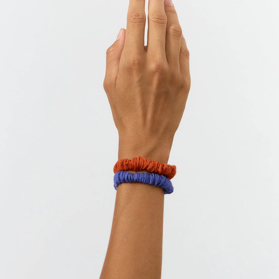 

Pack dos scrunchies Nore azul medio y henna de Suite13Lab, lino y viscosa LIVAECO™, fabricados con retales sobrantes.