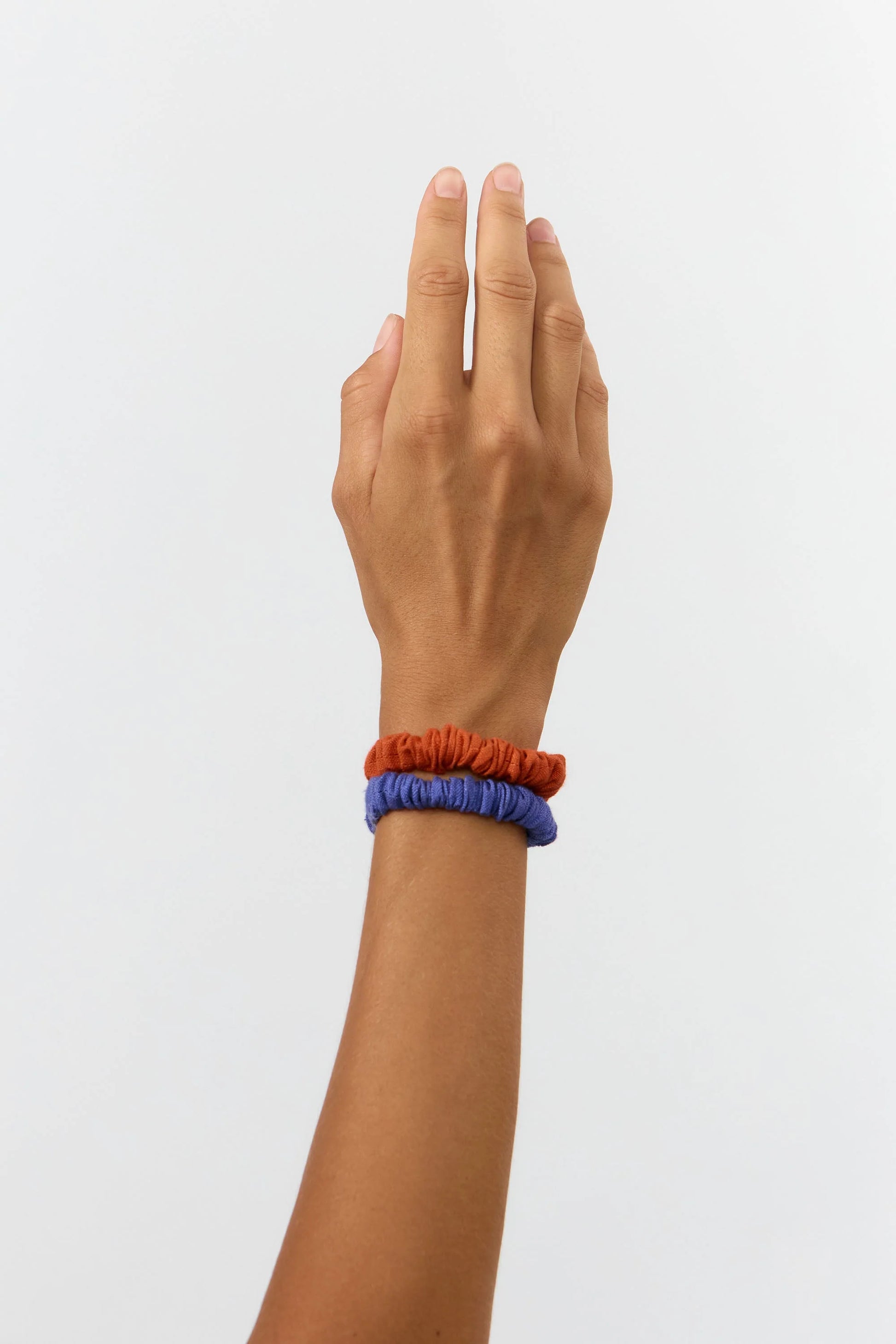 

Pack dos scrunchies Nore azul medio y henna de Suite13Lab, lino y viscosa LIVAECO™, fabricados con retales sobrantes.