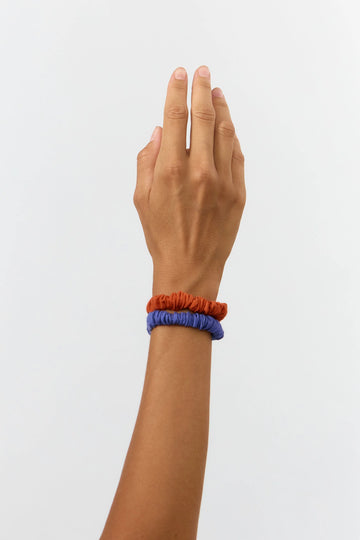 

Pack dos scrunchies Nore azul medio y henna de Suite13Lab, lino y viscosa LIVAECO™, fabricados con retales sobrantes.