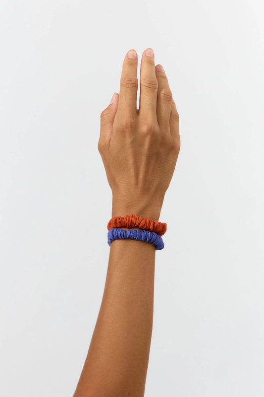 

Pack dos scrunchies Nore azul medio y henna de Suite13Lab, lino y viscosa LIVAECO™, fabricados con retales sobrantes.