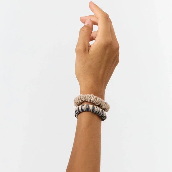 

Pack dos scrunchies Nore tapioca y cuadros de Suite13Lab, lino y viscosa LIVAECO™, fabricados con retales sobrantes. 