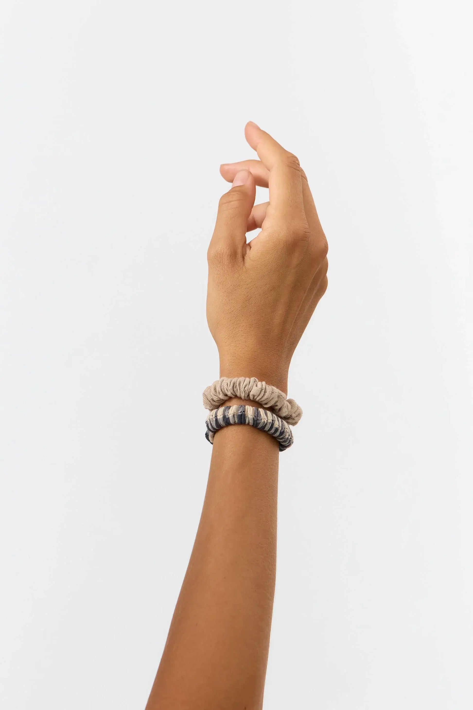 

Pack dos scrunchies Nore tapioca y cuadros de Suite13Lab, lino y viscosa LIVAECO™, fabricados con retales sobrantes. 