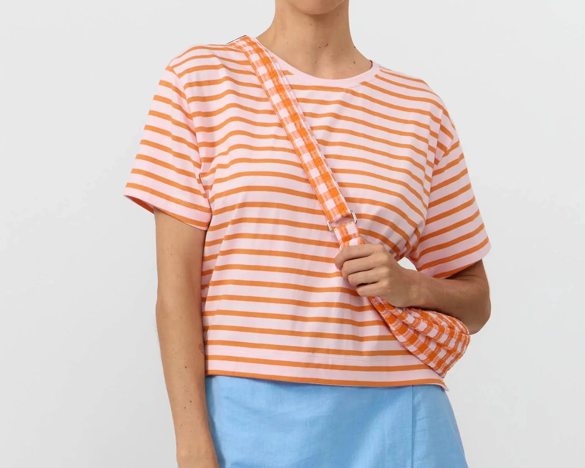 Bolso bandolera Janno Moonbag a cuadros naranja de Suite13Lab, forma media luna en algodón orgánico GOTS.