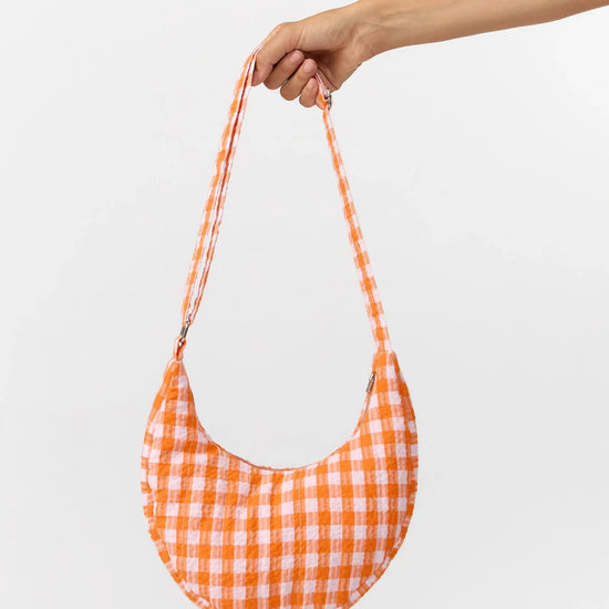 Bolso bandolera Janno Moonbag a cuadros naranja de Suite13Lab, forma media luna en algodón orgánico GOTS.