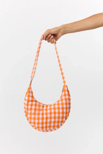 Bolso bandolera Janno Moonbag a cuadros naranja de Suite13Lab, forma media luna en algodón orgánico GOTS.