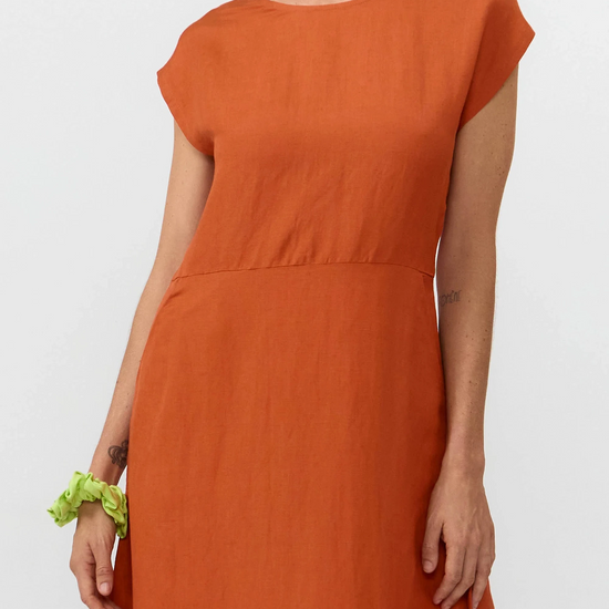 Vestido midi sin mangas Tinto Dress en color henna, escote redondo y abertura trasera, Suite13Lab.