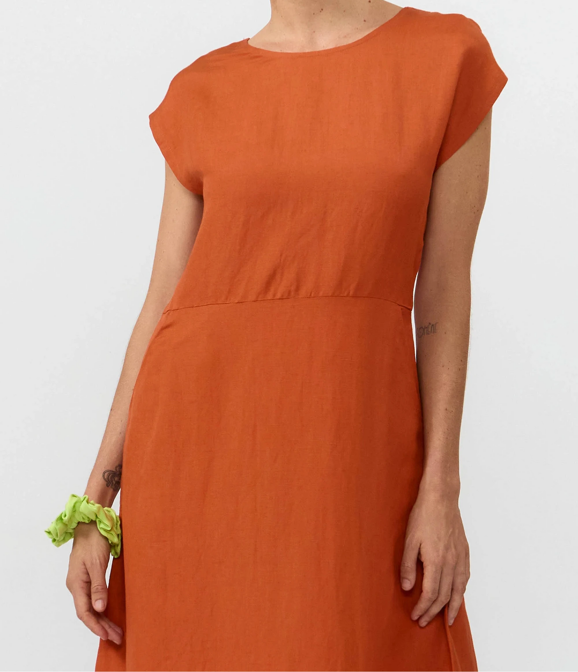 Vestido midi sin mangas Tinto Dress en color henna, escote redondo y abertura trasera, Suite13Lab.