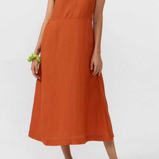 Vestido midi sin mangas Tinto Dress en color henna, escote redondo y abertura trasera, Suite13Lab.