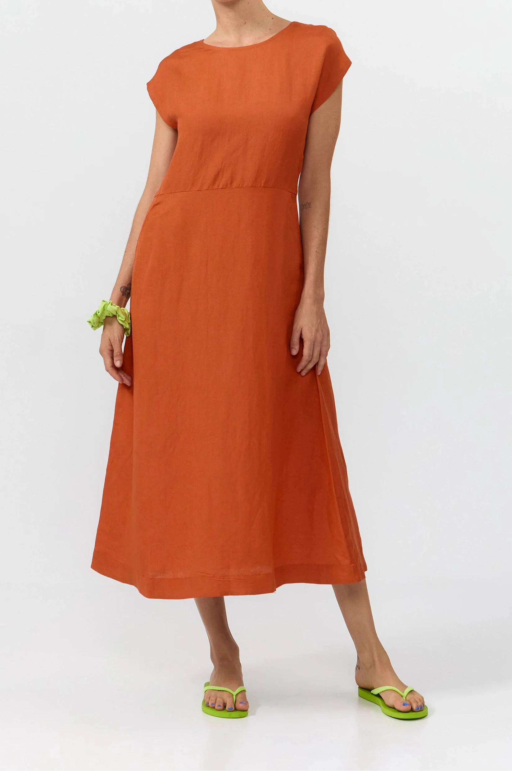 Vestido midi sin mangas Tinto Dress en color henna, escote redondo y abertura trasera, Suite13Lab.